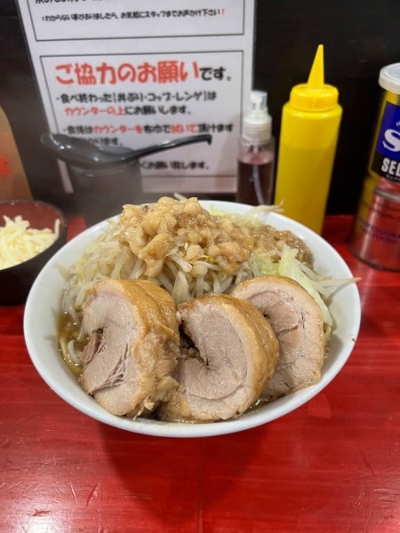 「ラーメン小(¥930)+豚ダブル(¥300)+チーズ」@ラーメン鷹の目 明大前店の写真