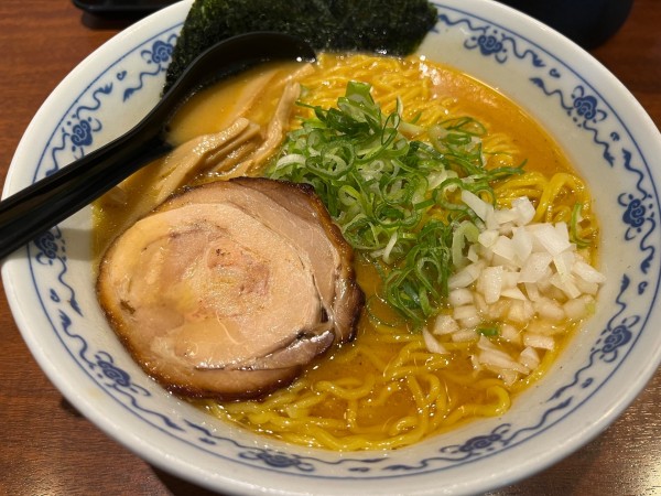 「海老しじみ豚骨醤油＋大盛り：950＋100円」@虎の写真