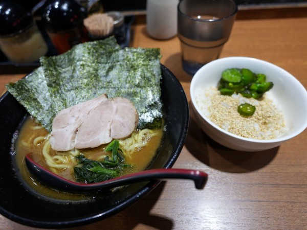「ラーメン 麺硬め＋味濃いめ＋油多め＋サービスライス＋サービス」@麺家 黒の写真