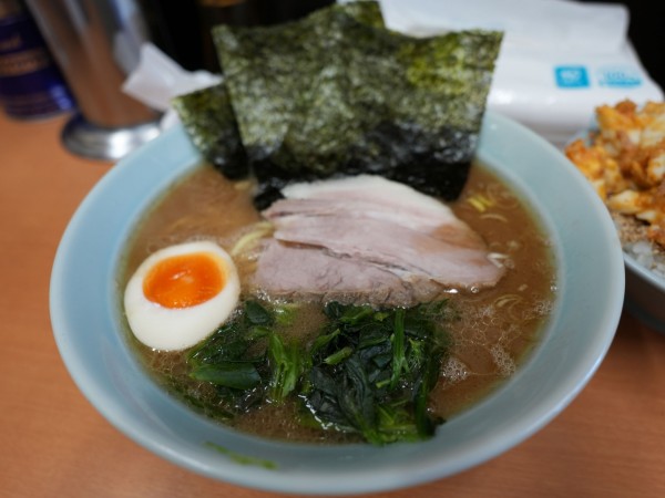 「ラーメン 並 麺硬め＋味濃いめ＋油多め＋サービスライス＋サー」@横浜らーめん 武蔵家 綾瀬店の写真