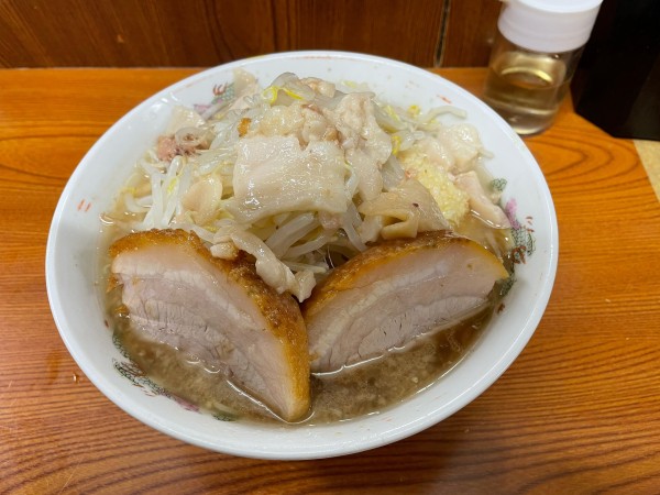 「ラーメン(豚2枚)ﾔｻｲ･ﾆﾝﾆｸ･ｱﾌﾞﾗ 麺少ﾅﾒ￥900」@ラーメン二郎 亀戸店の写真