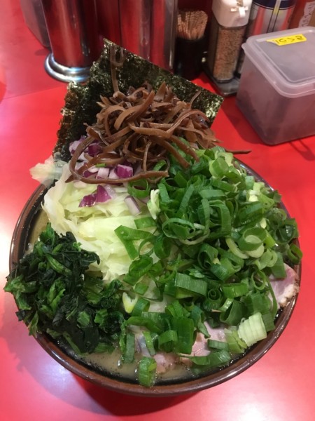 「ラーメン＋キャベツ＋九条ねぎ＋むらさきたまねぎ 950円」@どんとこい家の写真