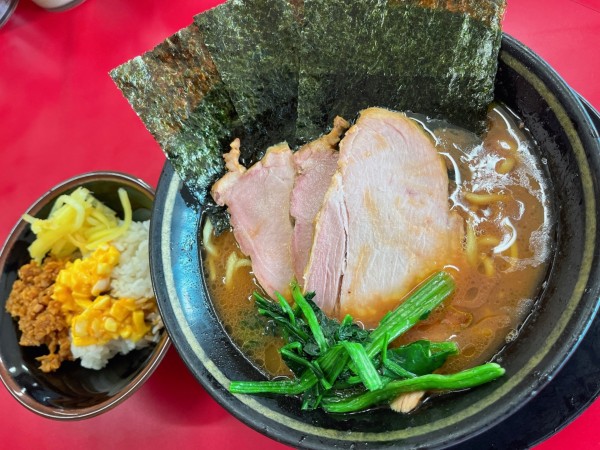 「チャーシュー麺（3枚）＋半玉子まぶし」@家系ラーメン 王道家の写真