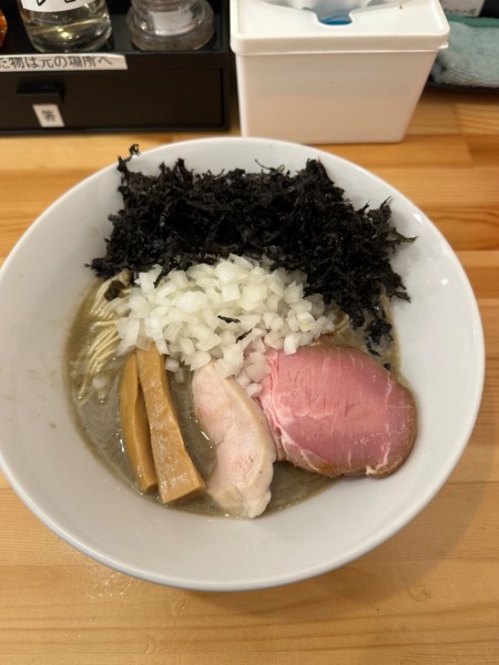 「濃厚煮干しらーめん　玉ねぎ岩のり　和え玉」@煮干らーめん 川むらの写真