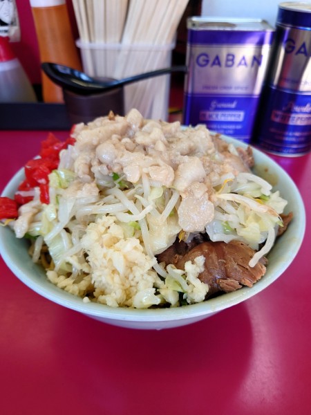 「【新・限定】ピリ辛カレー汁なし子豚大蒜脂福神漬け」@ラーメン二郎 中山駅前店の写真