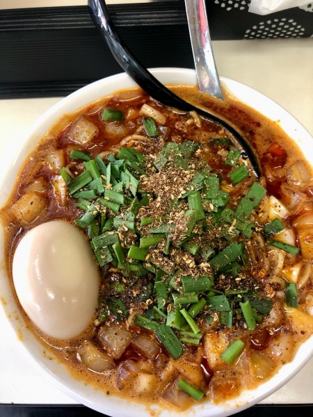 「勝浦坦々麺 味玉 850+100円 ライス エビ辛」@ビンギリの写真