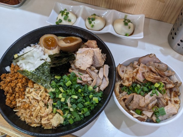 「【限定】麻辣まぜそば（味玉入り）➕チャーシュー丼➕水餃子」@麺屋 扇 SENの写真