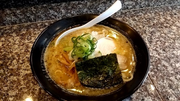 「濃厚鶏白湯らぁめん（醤油）（９００円）」@鶏白湯 らぁ麺 関羽の写真