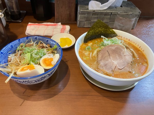 「味噌辛ジャンラーメン　4倍　賄い丼」@北海道ラーメン 赤レンガ 幸手店の写真