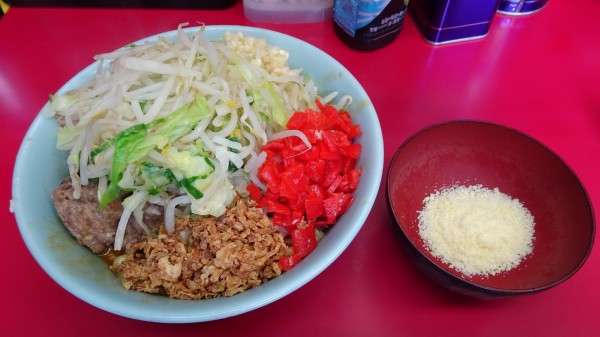 「小ラーメン（890円）＋ピリ辛！カレー汁なし＋粉チーズ　NF」@ラーメン二郎 中山駅前店の写真