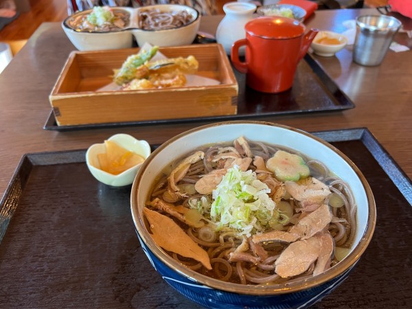 「半もりセットと冷たい肉そば」@肉そば 舞鶴の写真