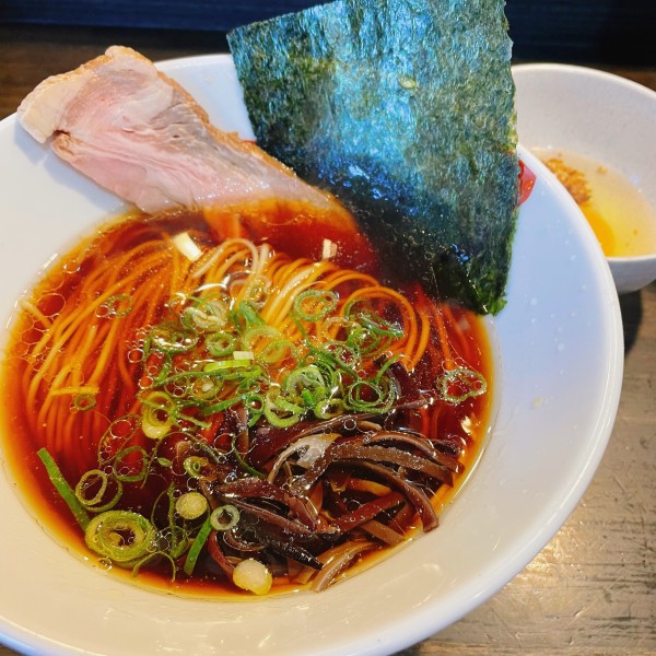 「朝ラーメン 醤油 600円 つけ玉 100円」@燵家製麺の写真