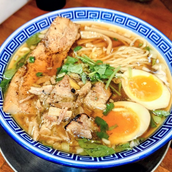 「炙り厚切りチャーシューめん＋味付き半熟玉子」@東京らあめんタワー 芝大門本店の写真