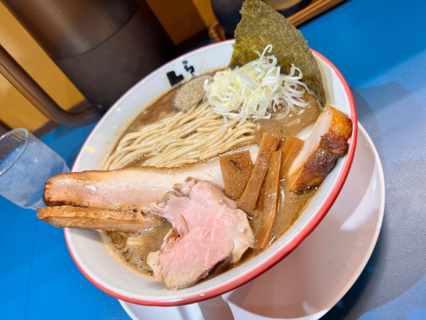 「コッテリトンコツ煮干らーめん」@らーめん よし丸の写真