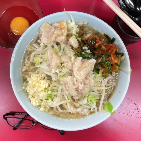 「小ラーメンぶた2枚（麺半分） ピリ辛にらだれ 生卵」@ラーメン二郎 中山駅前店の写真