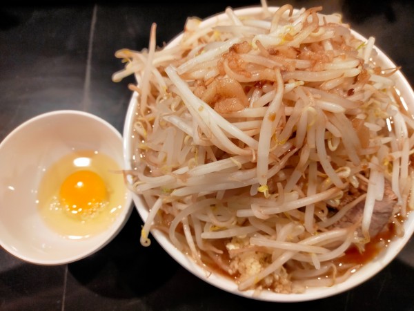 「ラーメン900円(麺マシ100円)+生卵50円」@ラーメン豚温泉の写真