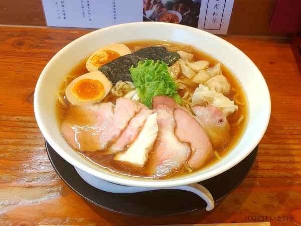 「チャーシュー醤油 5枚(麺大盛り+半熟味付玉子+ワンタン3」@自然派ラーメン 神楽の写真