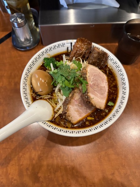 「スパイス特製ラーメン大盛り肉切れっぱし」@スパイス・ラー麺 卍力 秋葉原店の写真