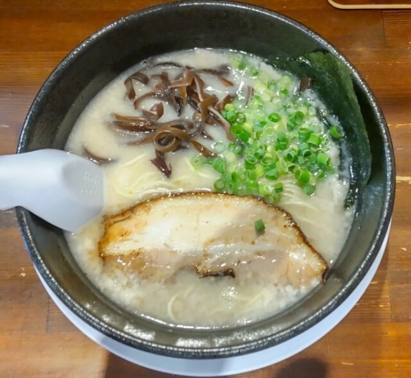 「とんこつラーメン」@完熟ラーメン 本丸 瀬上店の写真