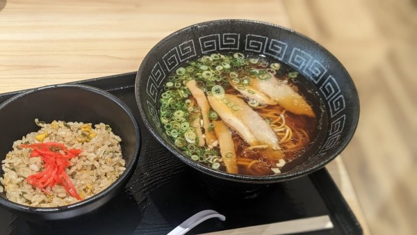 「王道醤油ラーメン&ミニ炒飯セット（1,140円）」@山小屋食堂の写真