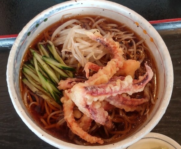 「冷しいか足天そば」@そば屋惣右エ門の写真