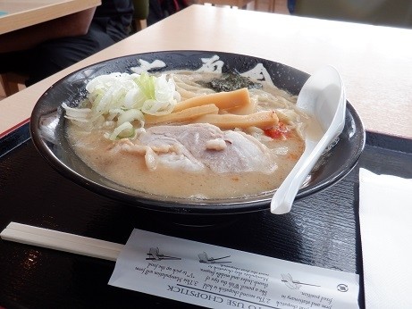 「醤油とんこつラーメン 並」@六厘舎 羽田空港店の写真