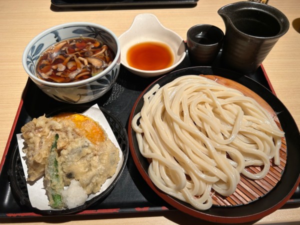 「きのこ つけ汁うどん 牡蠣と舞茸の天ぷらセット1089円」@久兵衛屋 清瀬長命寺前店の写真