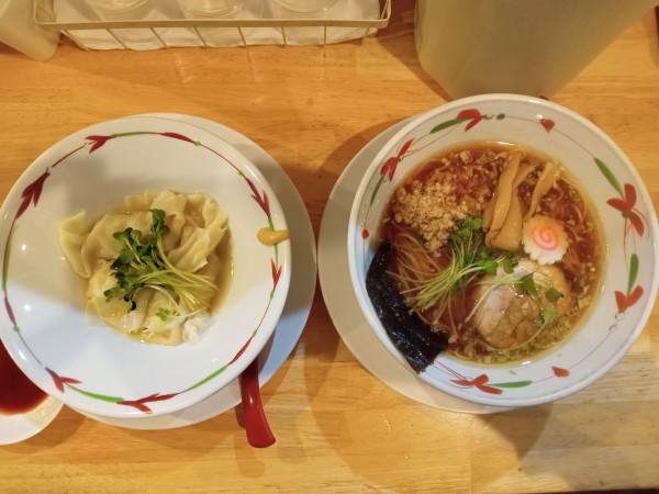 「醤油らーめん(細麺)＋皿わんたん」@らーめん天神下 大喜の写真