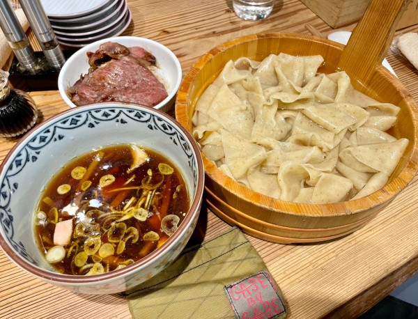 「平打ちざるそば（温かいスープ）＋A5ランク黒毛和牛ご飯」@かね田の写真