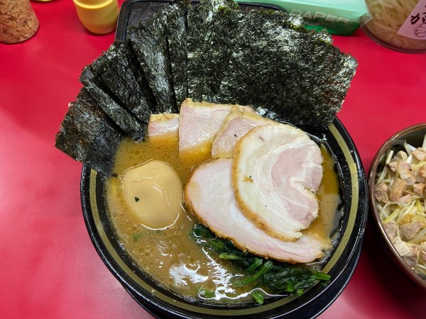 「チャーシューメン3枚　のり　バラ2  Xフォロワーサービス味玉」@家系ラーメン 王道家の写真