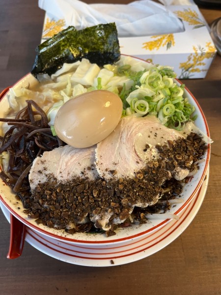 「デラックスラーメン」@濃厚豚骨 くまめん 神田店の写真