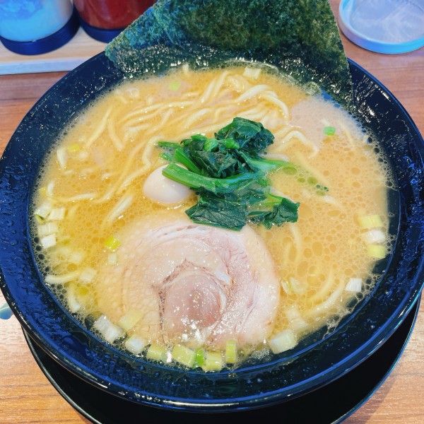「家系ラーメン」@横浜家系ラーメン 春吉家 新宮店の写真