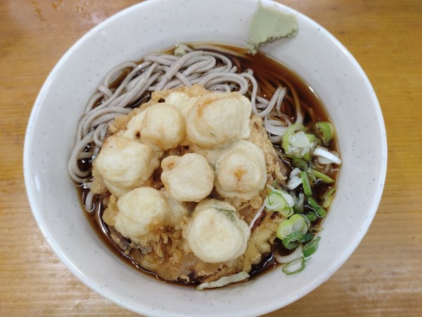 「かけ（そば・冷）＋貝柱かき揚げ（２００円）＝５３０円」@二葉の写真