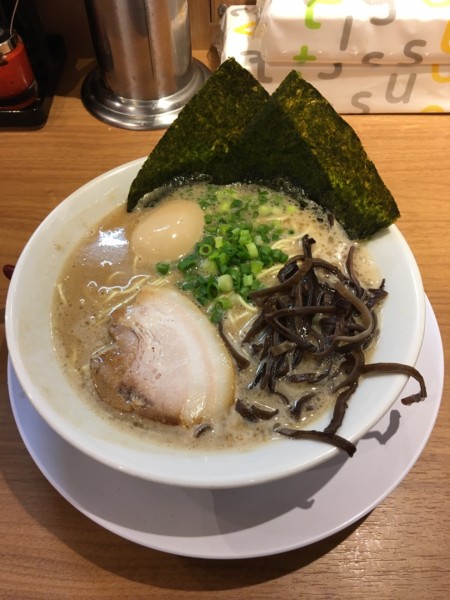 「ラーメン＋きくらげ」@釜焚きとんこつ がっとん 東京ラーメン横丁店の写真