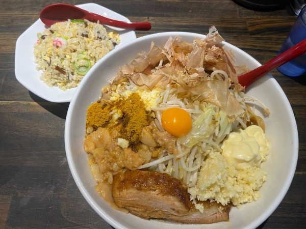 「まぜそば400gカレー粉➕ミニチャーハン」@麺と飯 トンじろの写真