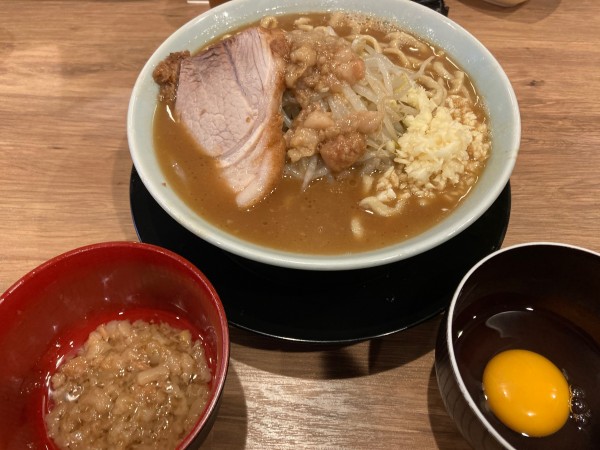 「ラーメン300g(野菜少なめニンニクアブラ)+生卵¥1,100」@俺の生きる道 上野店の写真