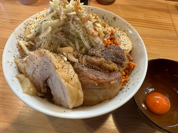 「汁なし+豚増し+生卵(ニンニク+辛揚げ+ガリマヨ)」@鷹の目 西巣鴨店の写真