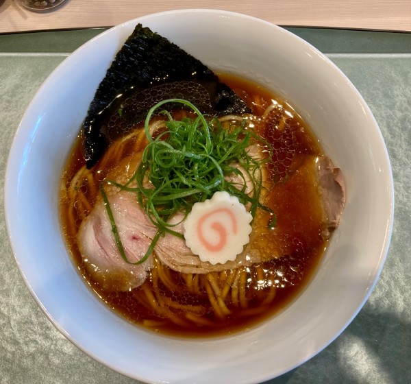 「醤油らぁ麺」@らぁ麺 花萌葱の写真