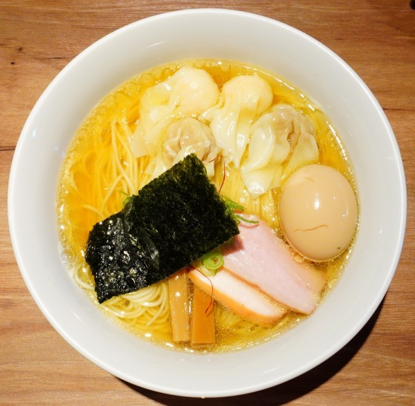 「白旨にこにこワンタン麺＋味付玉子」@中華soba いそべの写真