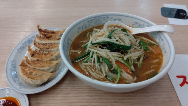 「みそラーメン、餃子」@ぎょうざの満洲 朝霞台南口店の写真