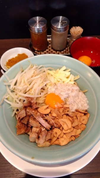 「混ぜ小+生卵+カレー粉」@ダントツラーメン 岡山一番店の写真