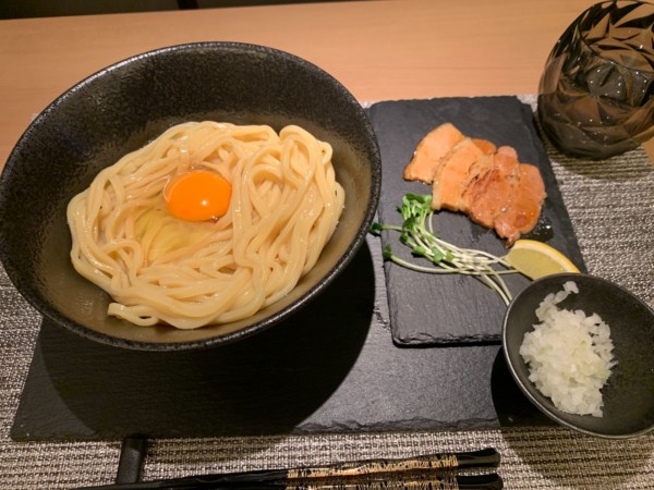 「卵かけ麺　豚　大」@麺屋 二二一の写真