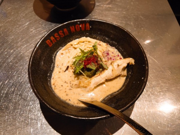 「グリーンカレーソバ」@BASSA NOVA 原宿店の写真