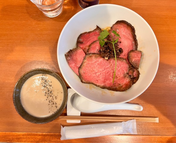 「【ラーメンwalkerコラボ&5周年限定】和牛とポルチーニのまぜ」@自家製手もみ麺 鈴ノ木の写真