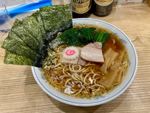 「サッポロ赤星＋キリンラガー＋２皿 → らーめん 青菜 板海苔」@らーめん 高尾の写真