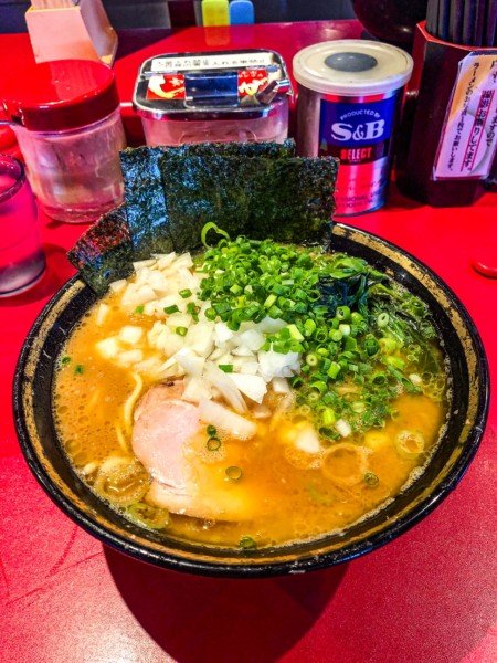 「ラーメン中盛+タマネギ+青葱」@厚木家の写真