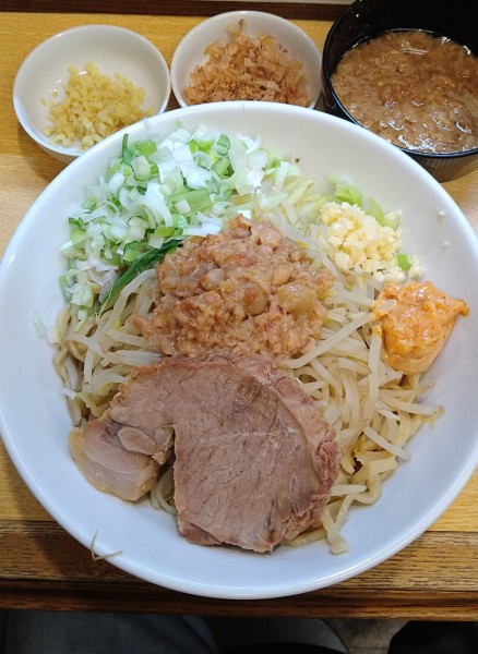 「まぜそば中+刻み長ネギ､刻み生姜､辛マヨ､極旨アブラ､鰹節」@ラーメン たかふじの写真