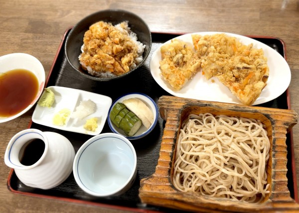 「ミンナのかき揚げ天せいろ(1150円)」@四つ木やぶそばの写真