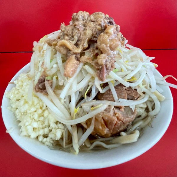 「小ラーメン 300g／ﾆﾝﾆｸ・ｱﾌﾞﾗ・ｶﾗﾒ（800円）」@ラーメン二郎 ひたちなか店の写真