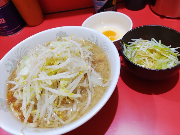 「ミニ　ヤサイちょいマシ　生玉子　ネギ」@ラーメン二郎 千葉店の写真